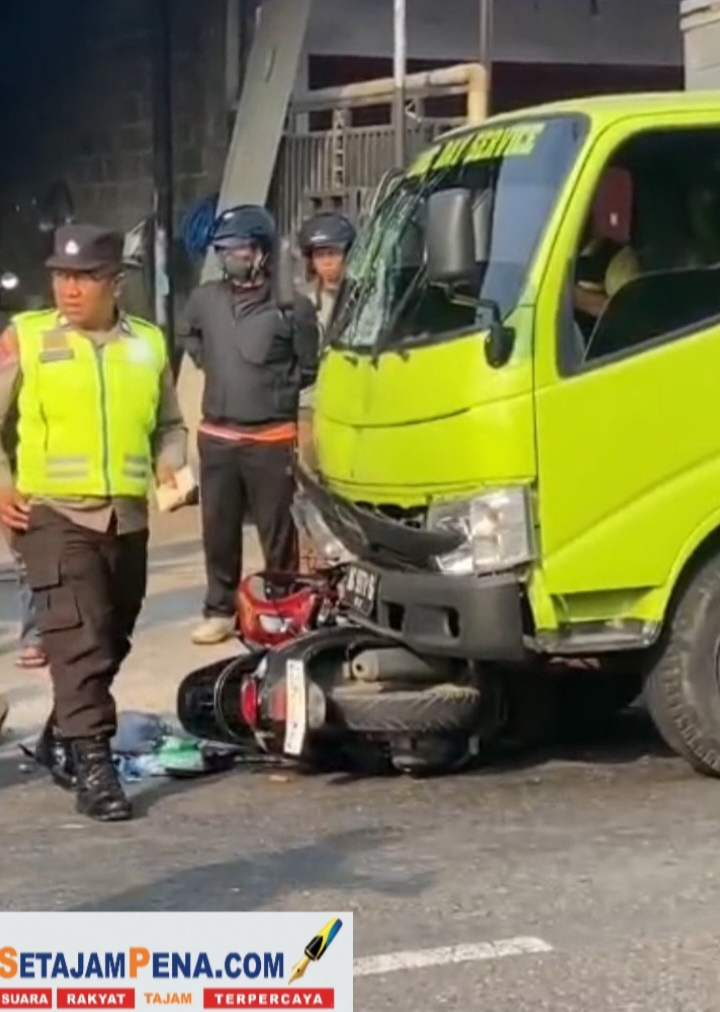 Adu Banteng pengemudi truk dengan pengendara motor.