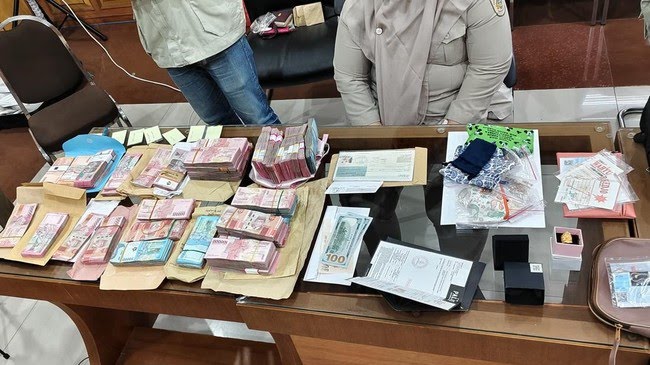 KPK Sita Uang Dolar AS dan Singapura Saat Geledah Kanwil BPN Jatim