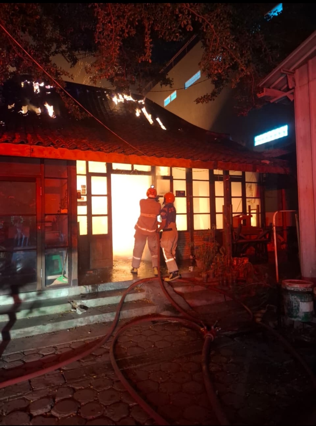Diduga Korsleting Listrik, Rumah Warga di Kepanjenkidul Blitar Ludes Dilalap Si Jago Merah