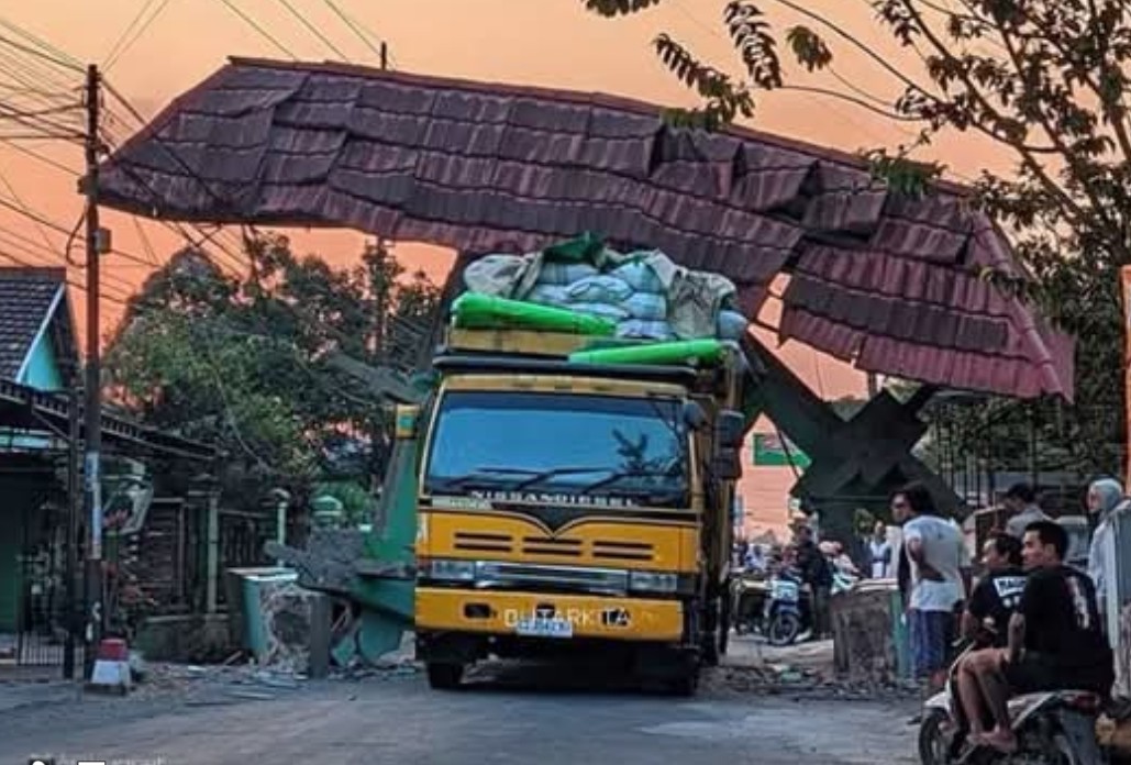 Truk ODOL Hantam Gapura Desa di Blitar, Kerugian Capai Puluhan Juta Rupiah!